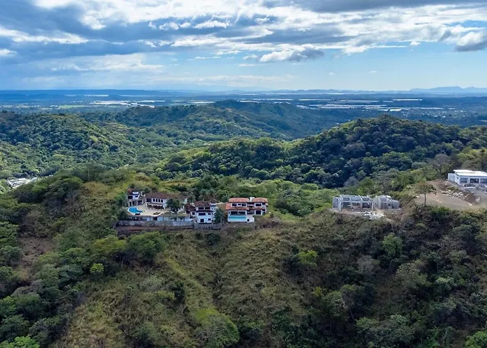 Mountaintop 4-bedroom With Pool Huge Views *