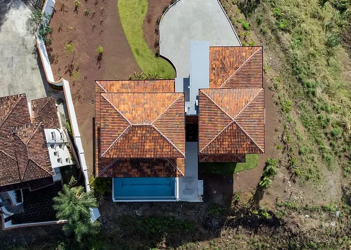 Сasa de vacaciones Mountaintop 4-bedroom With Pool Huge Views *